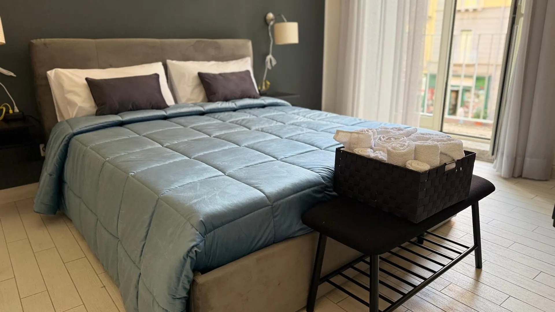 Aparthotel Resta Cu Mme A Chiaia Napoli 0*,  Italia