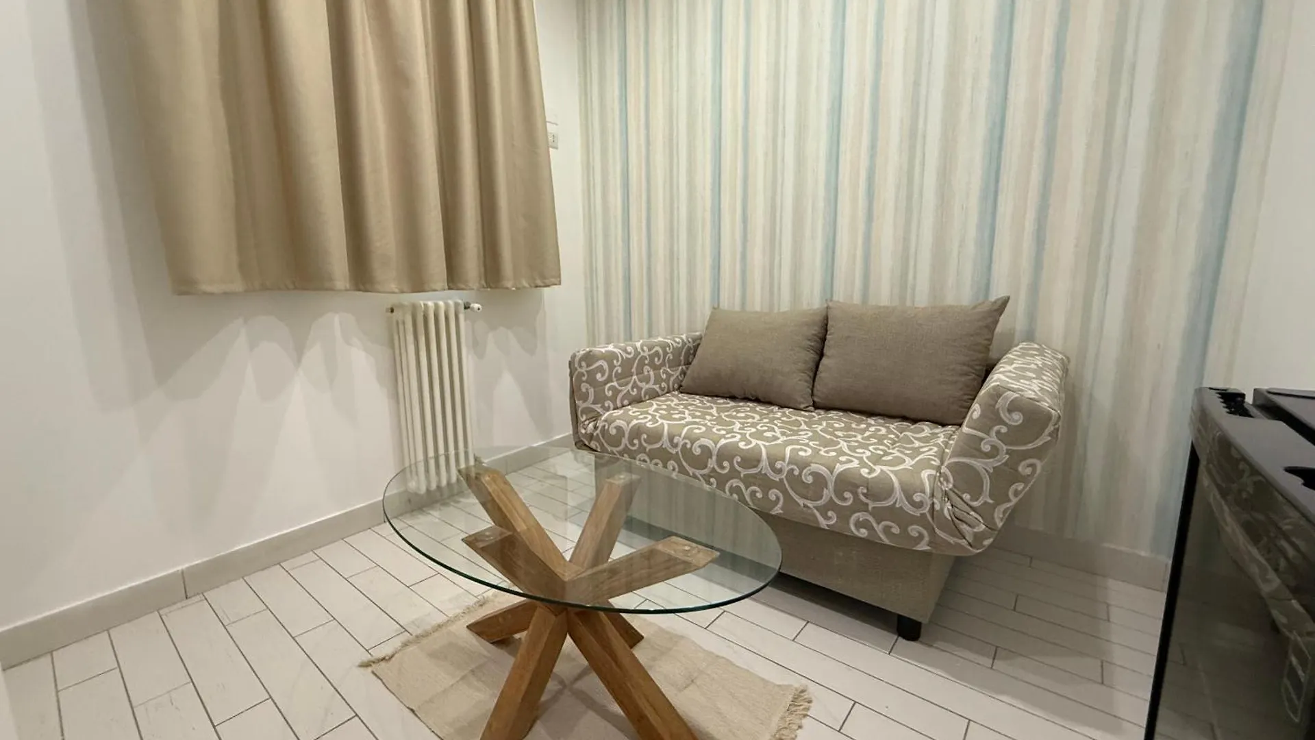Aparthotel Resta Cu Mme A Chiaia Napoli 0*,  Italia